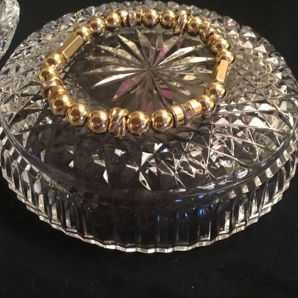 NWOT. Goldtone Stretch Adjustable Bracelet - Picture 1 of 3